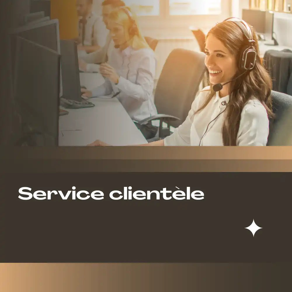 Femme souriante portant un casque dans un rôle de service client.